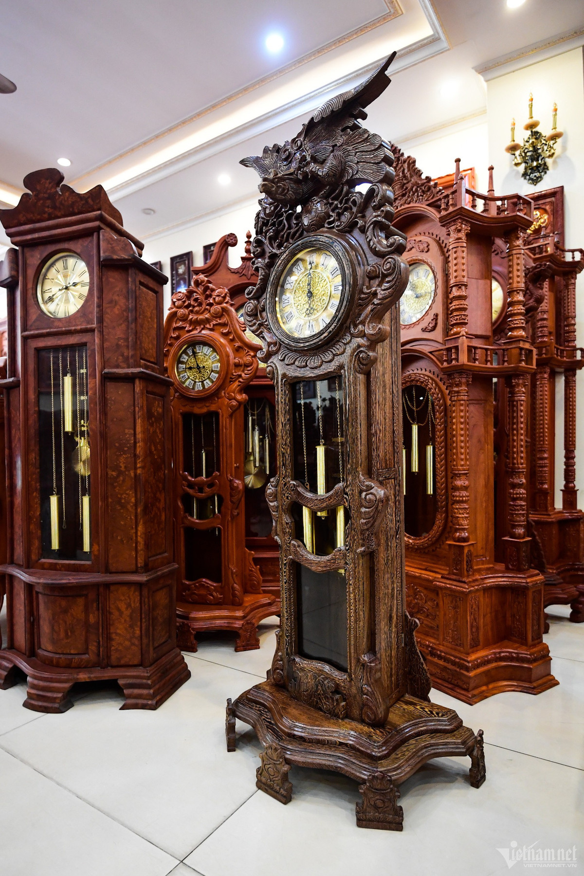 Một số đồ nội thất khác như đồng hồ, tranh gỗ, giường và tủ cũng được rao bán từ 10-50 triệu đồng/sản phẩm.