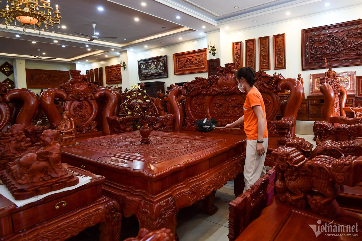 “Trung bình một tháng cửa hàng chúng tôi bán hơn 10 bộ bàn ghế, nội thất, nhiều loại khác nhau từ 20-700 triệu đồng. Lượng khách chủ yếu là cá nhân. Họ mua về để trưng bày, trang trí trong nhà”, đại diện cửa hàng chia sẻ.