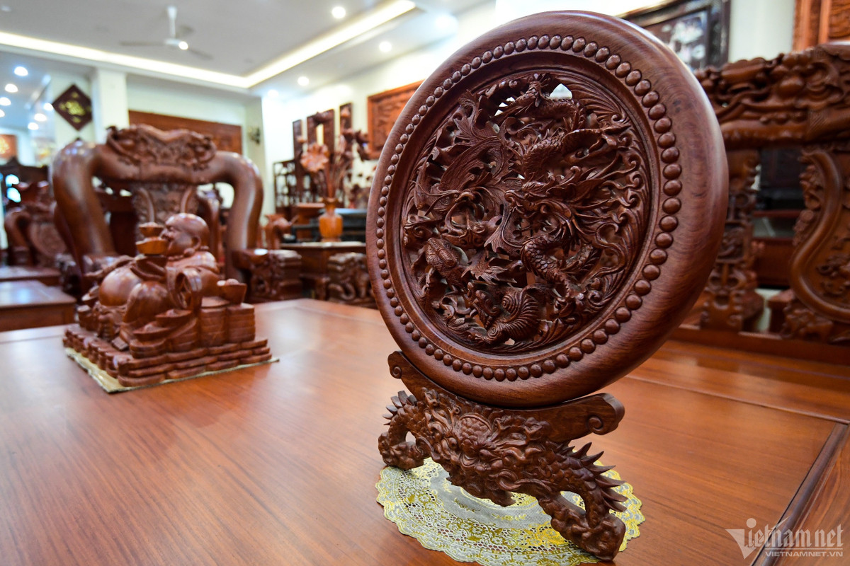 Các sản phẩm đi kèm cũng đều làm từ gỗ Hương Lào, hoàn thiện trong vòng 3 tháng.