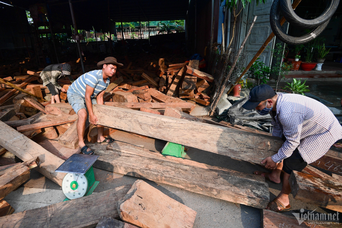 Các loại gỗ người Đồng Kỵ dùng để sản xuất thường là Trắc, Mun, Hương Lào, Hương Đá,… được nhập từ Nam Phi và Lào.