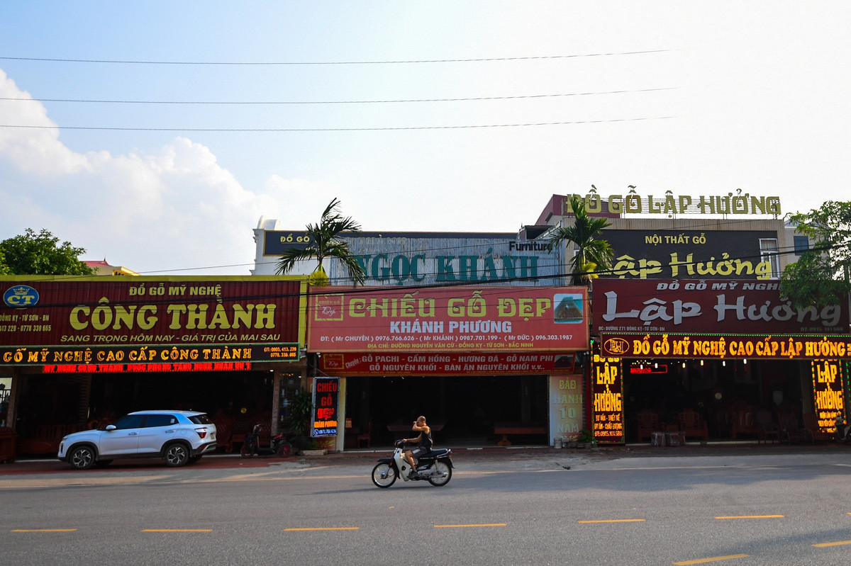 Sản phẩm đồ gỗ mỹ nghệ của làng chủ yếu phục vụ thị trường trong nước và xuất khẩu đi Trung Quốc.