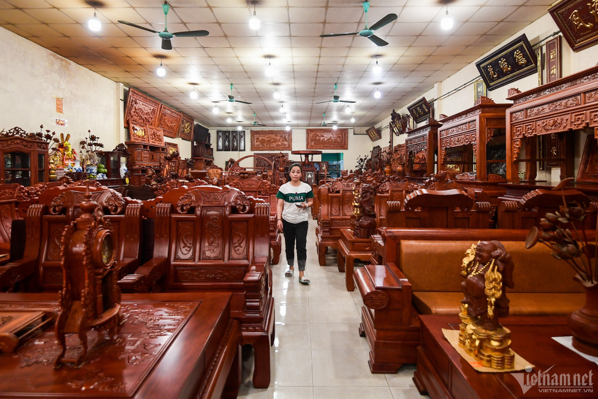 Do đó ngoài những sản phẩm trị giá hàng chục triệu được nhiều gia đình ở Hà Nội tin dùng, nhiều bộ bàn ghế tiền tỷ xuất hiện tại đây không ít.