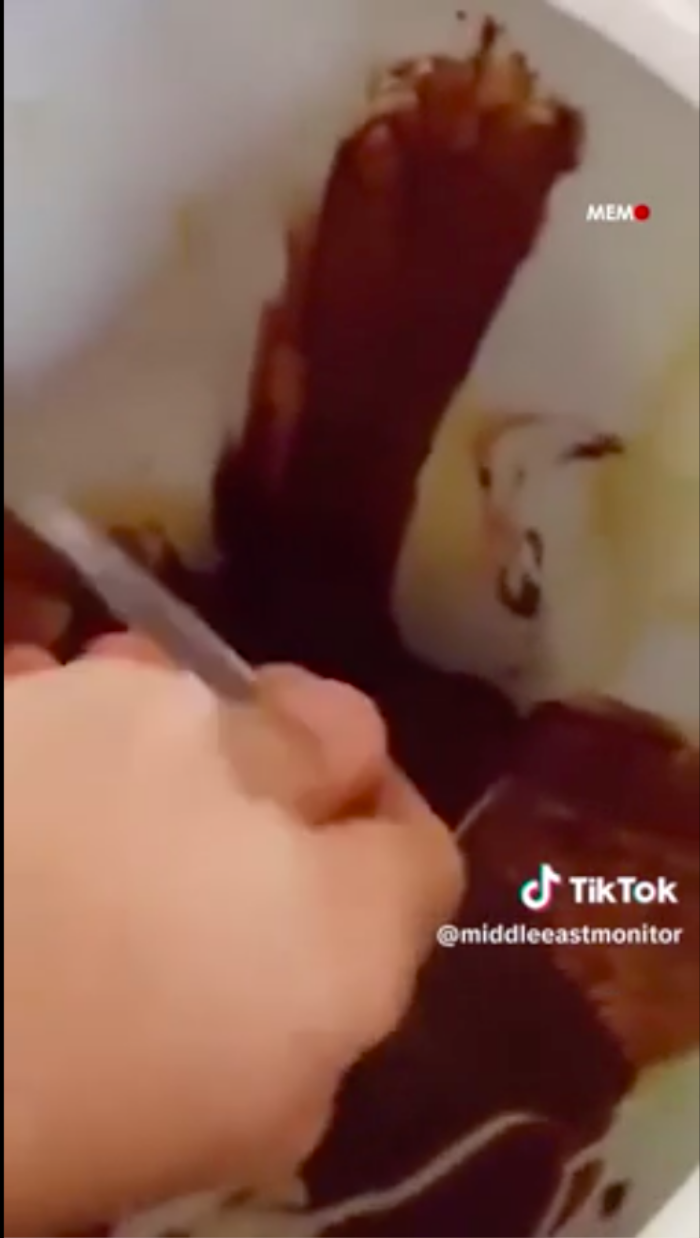 Kem socola duoc phuc vu trong bon cau, nha hang nhan bao phan no-Hinh-2