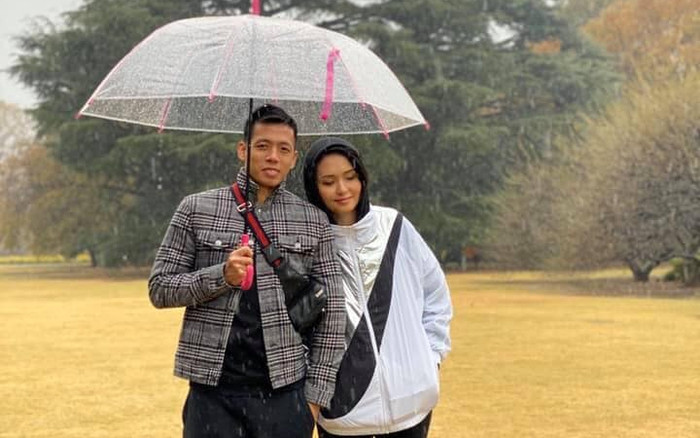 Con gai cuu chu tich CLB Sai Gon don chong ve bang xe gi?