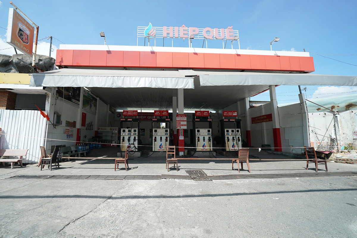 Một cây xăng thuộc DNTN Hiệp Quế giăng dây, xếp ghế để... nghỉ Tết.