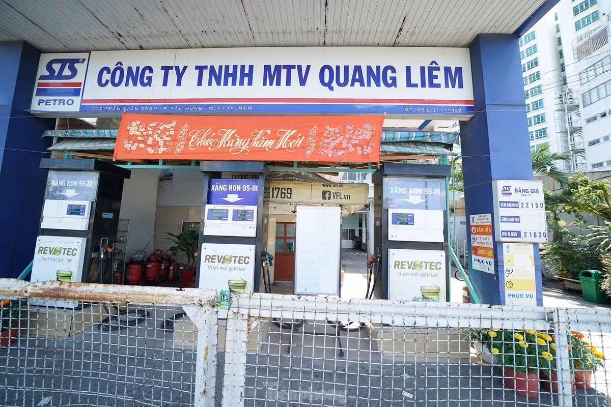 Cây xăng Quang Liêm trên đường Trần Xuân Soạn, quận 7 đóng cửa im lìm.
