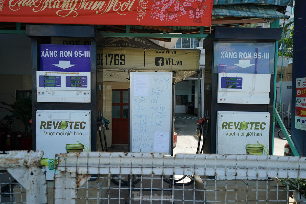 Bảng thông báo ở cây xăng Quang Liêm ghi: "Nghỉ tết từ mùng 1 đến mùng 5 Tết, mùng 6 bán lại bình thường".