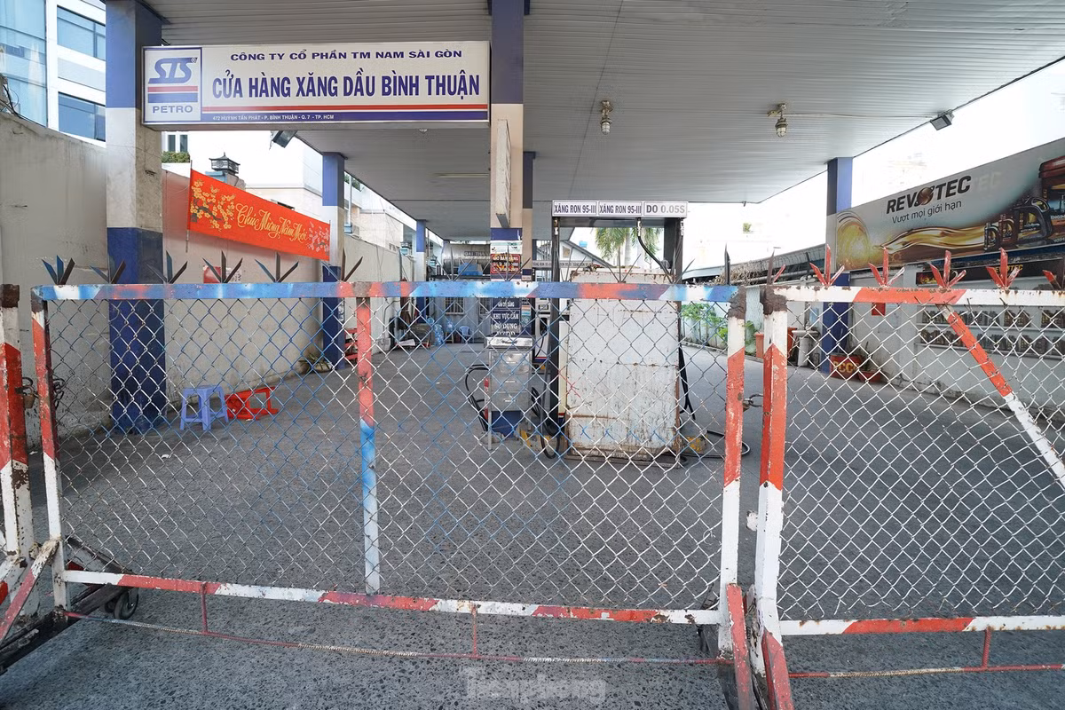 Cây xăng đóng cửa với lý do "Hết xăng".