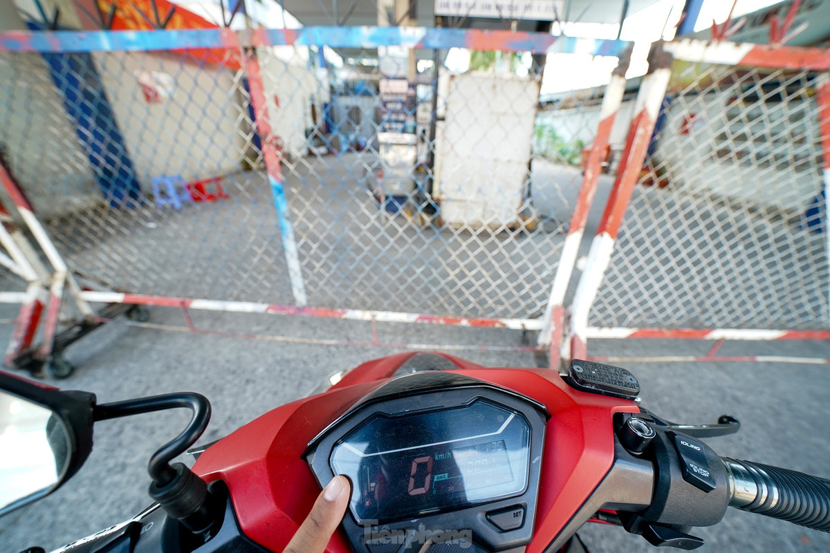 "Thường thì ngày Tết trong nhà tôi cái gì cũng phải đầy, từ hũ gạo, lọ muối cho đến bình xăng. Chạy dọc tuyến Huỳnh Tấn Phát, tôi vẫn chưa thấy cây xăng nào mở cửa. Rất may là mình không để xăng cạn bình trong ngày đi cúng ông bà", ông Lê Văn Quý (ngụ huyện Cần Giờ) chia sẻ.