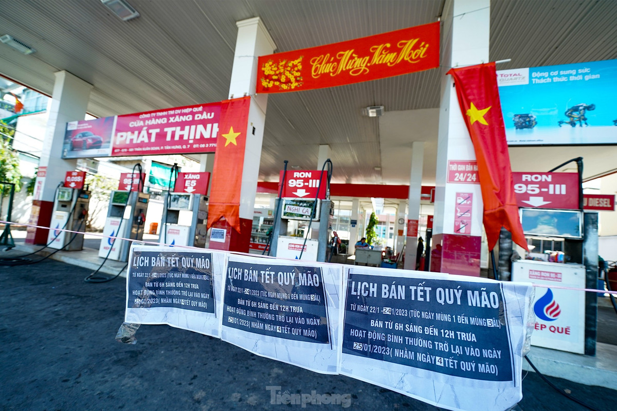 Hình ảnh ghi nhận lúc 13h. Cây xăng này chỉ bán từ 6h đến 12h từ mùng 1 đến mùng 3 Tết. Tại thời điểm ghi nhận, bên trong cây xăng vẫn còn nhân viên trực. Nhiều người dân quẹo vào thấy đã giăng dây nên phải chạy đi nơi khác đổ xăng