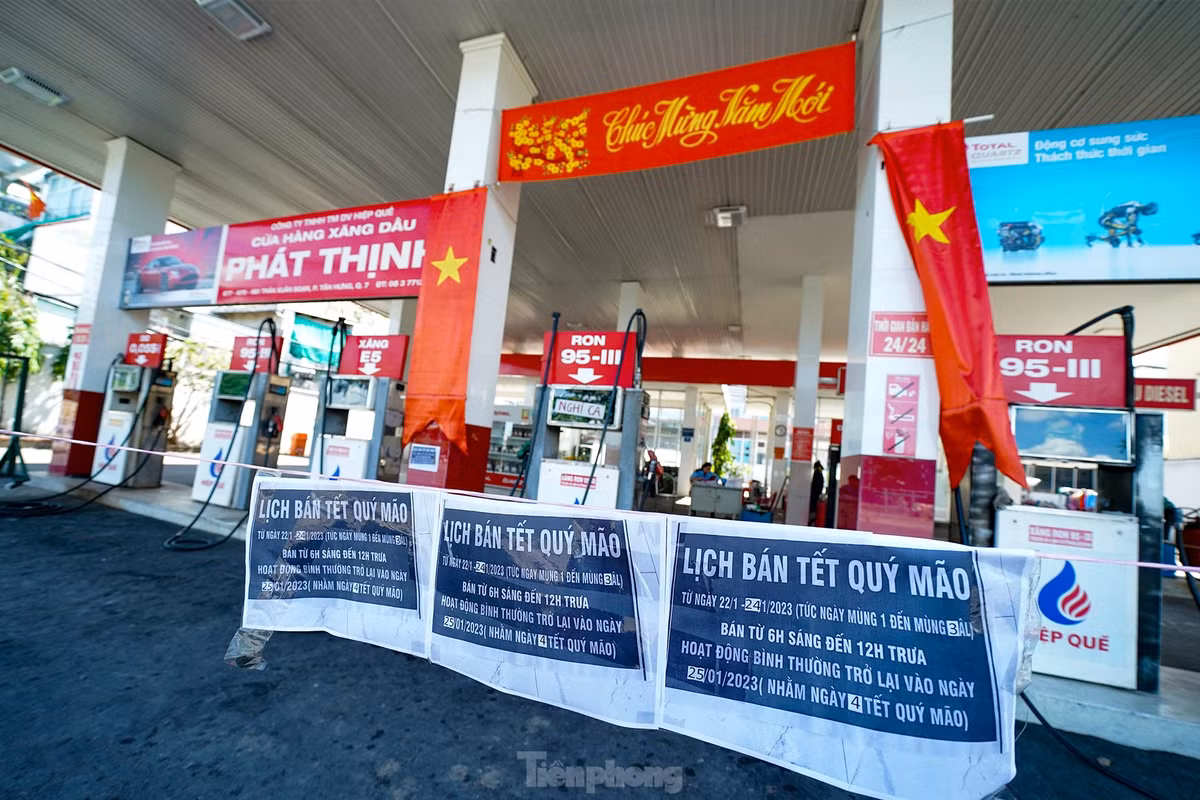 Hình ảnh ghi nhận lúc 13h. Cây xăng này chỉ bán từ 6h đến 12h từ mùng 1 đến mùng 3 Tết. Tại thời điểm ghi nhận, bên trong cây xăng vẫn còn nhân viên trực. Nhiều người dân quẹo vào thấy đã giăng dây nên phải chạy đi nơi khác đổ xăng