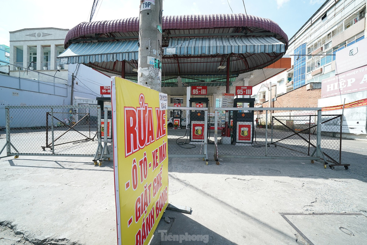 Một cây xăng khác trên Quốc lộ 50 dựng rào chắn bên ngoài, người dân nhìn vào không biết cây xăng này có hoạt động hay không. 