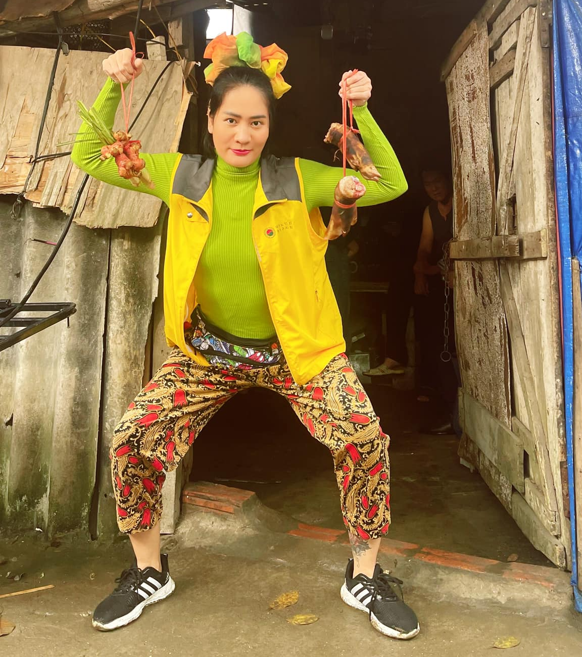 Minh Cúc: “Phải có tiền mới sống vui vẻ thoải mái được” - Hình 3 Minh Cuc: “Phai co tien moi song vui ve thoai mai duoc”-Hinh-3