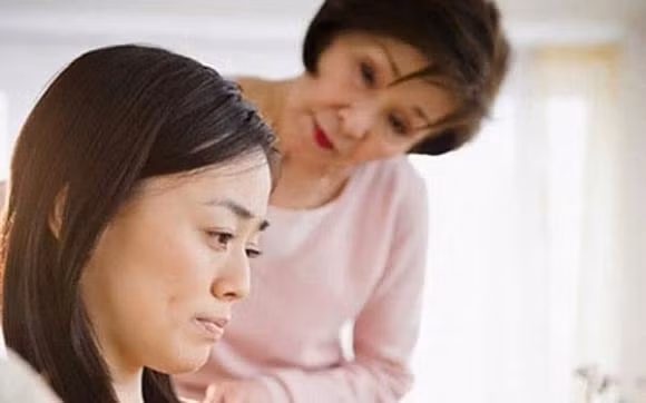 Toi sinh con, me chong ngay nao cung nhin voi thai do khong tot