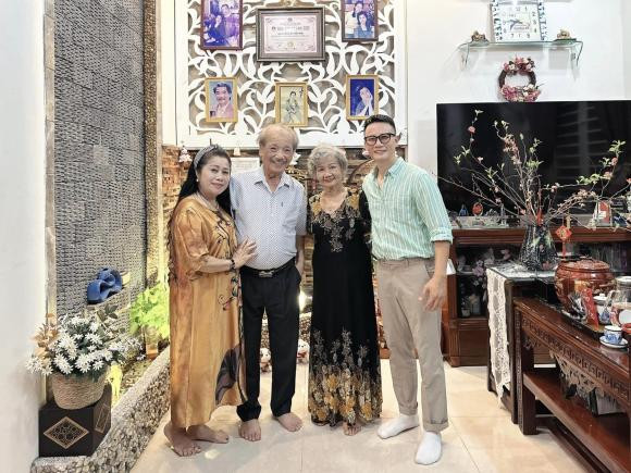 Hoang Bach dua me den tham nha NSND Tran Hieu dip Tet-Hinh-6