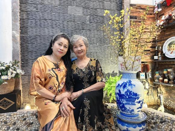 Hoang Bach dua me den tham nha NSND Tran Hieu dip Tet-Hinh-5