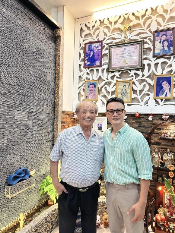 Hoang Bach dua me den tham nha NSND Tran Hieu dip Tet-Hinh-2