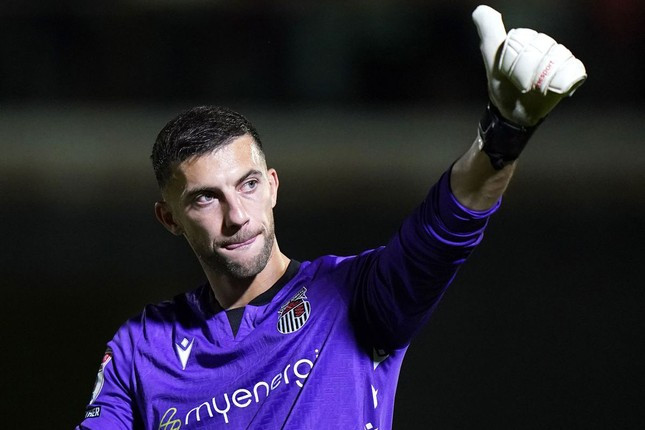 =4. Max Crocombe (Grimsby Town, ĐT New Zealand, số trận thi đấu ở cấp độ CLB và ĐTQG từ đầu mùa giải 2022/23 đến nay: 45, tổng số phút đã thi đấu: 4.080).