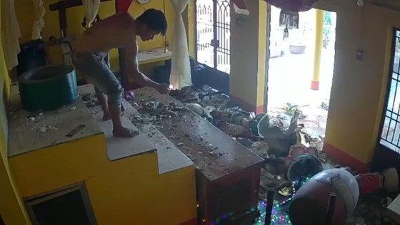 Tam giu nguoi dan ong dap pha va dot chua o Long An