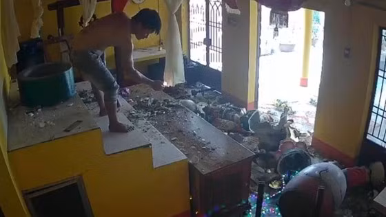 Tam giu nguoi dan ong dap pha va dot chua o Long An