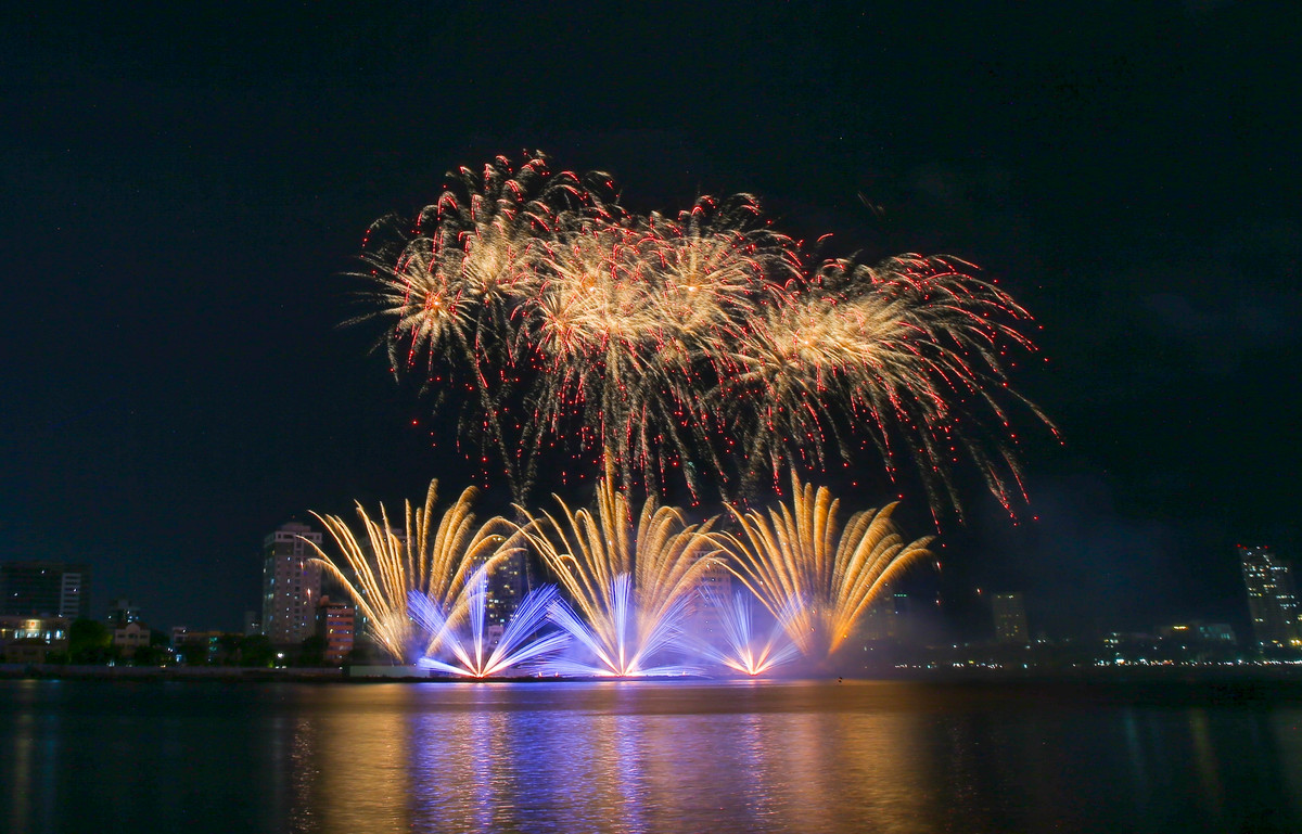 Mãn nhãn với đại tiệc pháo hoa bên sông Hàn - Hình 4 Man nhan voi dai tiec phao hoa ben song Han-Hinh-4