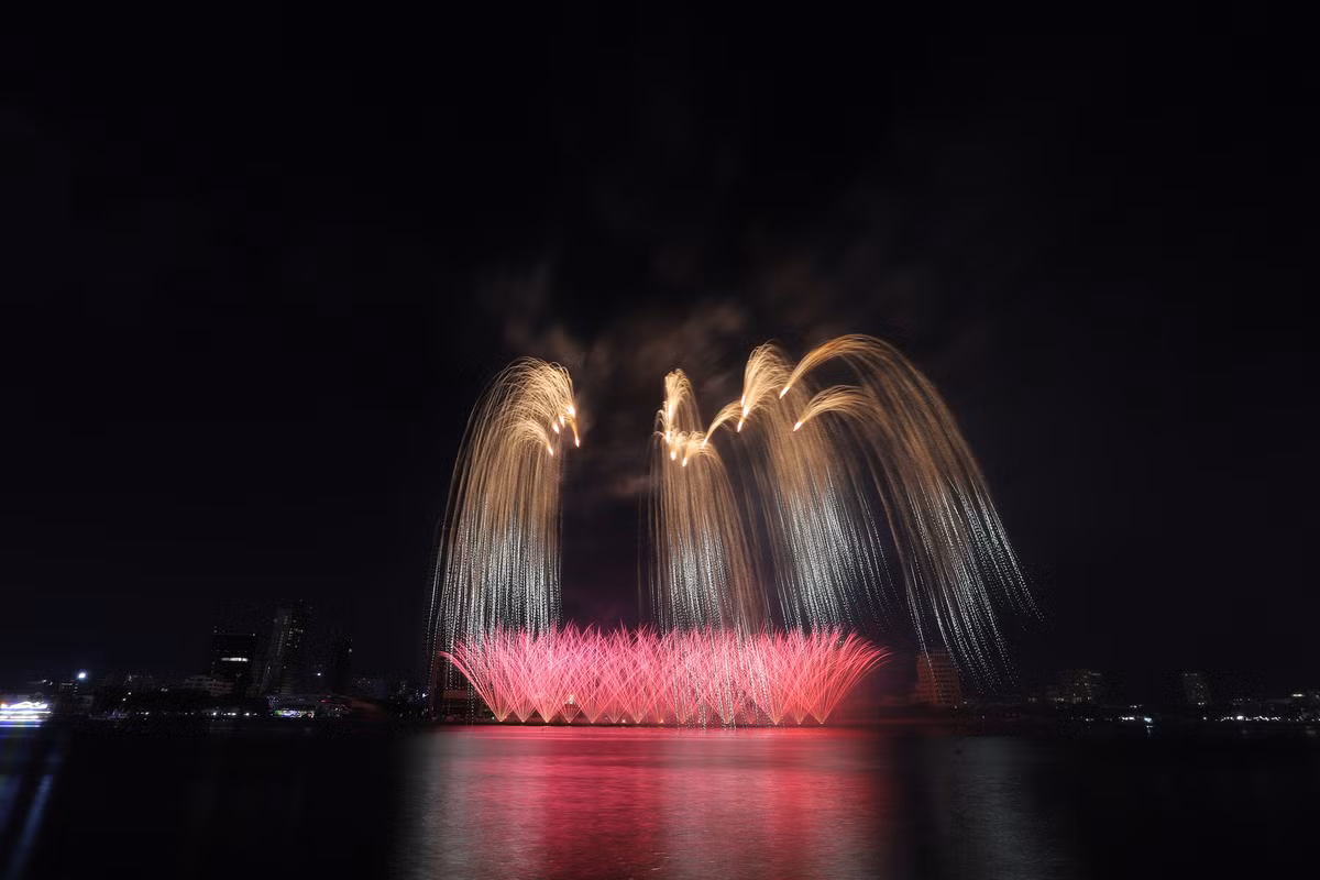 Man nhan voi dai tiec phao hoa ben song Han-Hinh-8