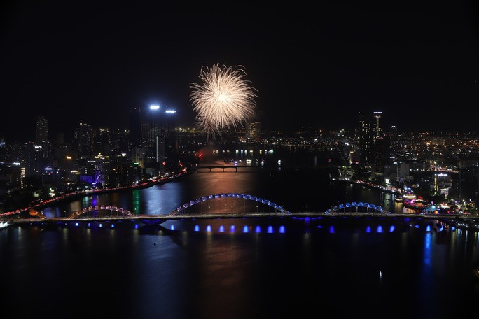 Mãn nhãn với đại tiệc pháo hoa bên sông Hàn - Hình 10 Man nhan voi dai tiec phao hoa ben song Han-Hinh-10