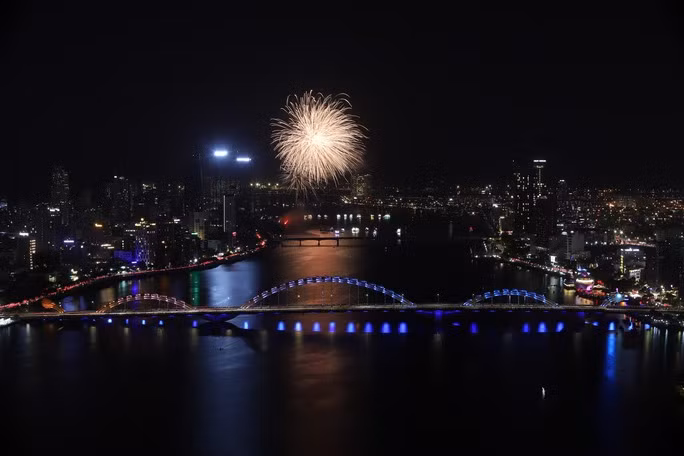 Man nhan voi dai tiec phao hoa ben song Han-Hinh-10