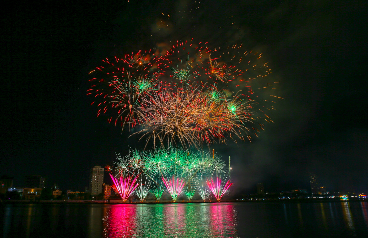Mãn nhãn với đại tiệc pháo hoa bên sông Hàn - Hình 5 Man nhan voi dai tiec phao hoa ben song Han-Hinh-5
