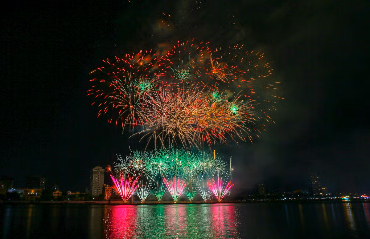 Man nhan voi dai tiec phao hoa ben song Han-Hinh-5