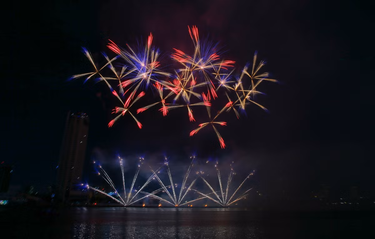 Man nhan voi dai tiec phao hoa ben song Han-Hinh-7