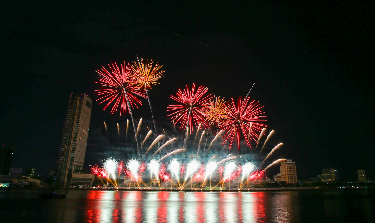 Mãn nhãn với đại tiệc pháo hoa bên sông Hàn - Hình 6 Man nhan voi dai tiec phao hoa ben song Han-Hinh-6