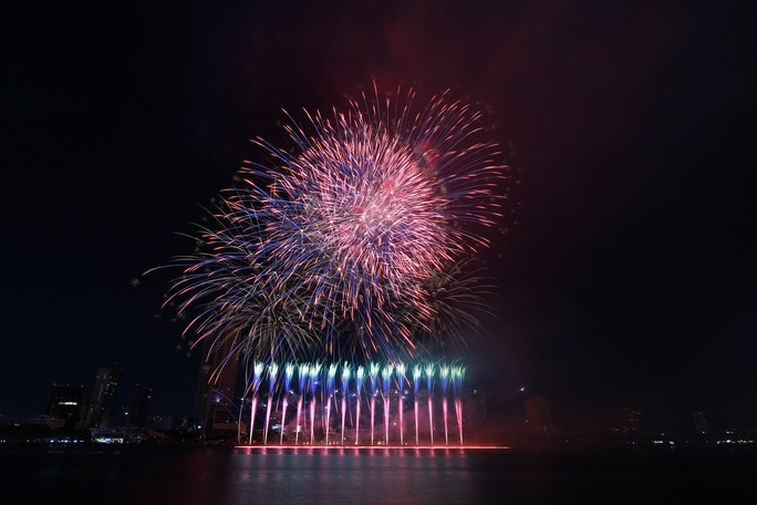 Mãn nhãn với đại tiệc pháo hoa bên sông Hàn - Hình 9 Man nhan voi dai tiec phao hoa ben song Han-Hinh-9