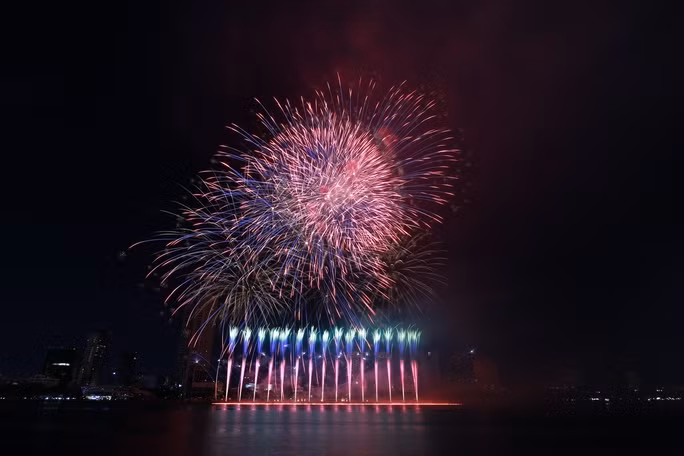 Man nhan voi dai tiec phao hoa ben song Han-Hinh-9