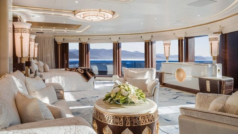 Đặc biệt, thời gian ở trên thuyền sẽ không bao giờ buồn tẻ vì Kaos là sân chơi cho những người đam mê thể thao dưới nước. Ngoài bể bơi, du thuyền còn trang bị cầu thang và một số thiết bị khác như xuồng cứu hộ, cano, bơm hơi, phao,... để hành khách có thể trực tiếp xuống biển tại những địa điểm mong muốn.