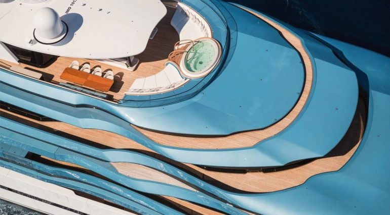 Ngoài ra, siêu du thuyền này cũng là minh chứng cho lòng hiếu khách của người Trung Đông khi được thiết kế chủ yếu để tiếp khách, với những tấm thảm lụa tốt nhất, đá cẩm thạch lấp lánh của Italy và nhiều bề mặt mạ vàng. Bước vào du thuyền, du khách sẽ cảm nhận được đây thực sự là biểu tượng của sự giàu có. Tuy nhiên, vị tiểu vương đã qua đời chỉ vài tháng trước ngày giao thuyền và gia đình ông đã bán nó lại với giá 310 triệu USD.