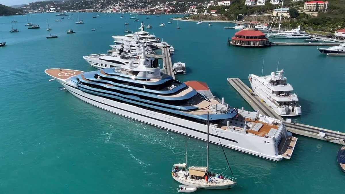 Với 16 cabin chia thành 4 boong tàu, siêu du thuyền này có thể phục vụ tới 31 khách cùng lúc mà chưa kể các thành viên trong thủy thủ đoàn.