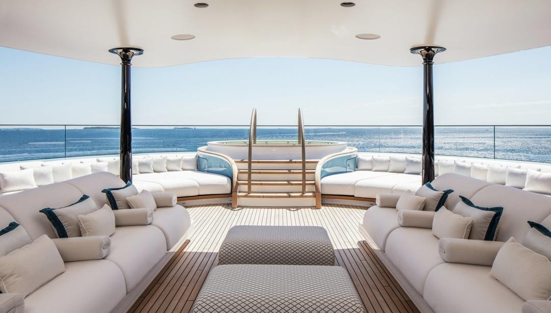 Tuy nhiên, cuộc khủng hoảng tài chính 2008 đã khiến cuộc đàm phán về con tàu phải dừng lại. Dù vậy, năm 2011, Tiểu vương đã quay trở lại đàm phán và tuyên bố sẵn sàng ra khơi ngay khi siêu du thuyền được giao.