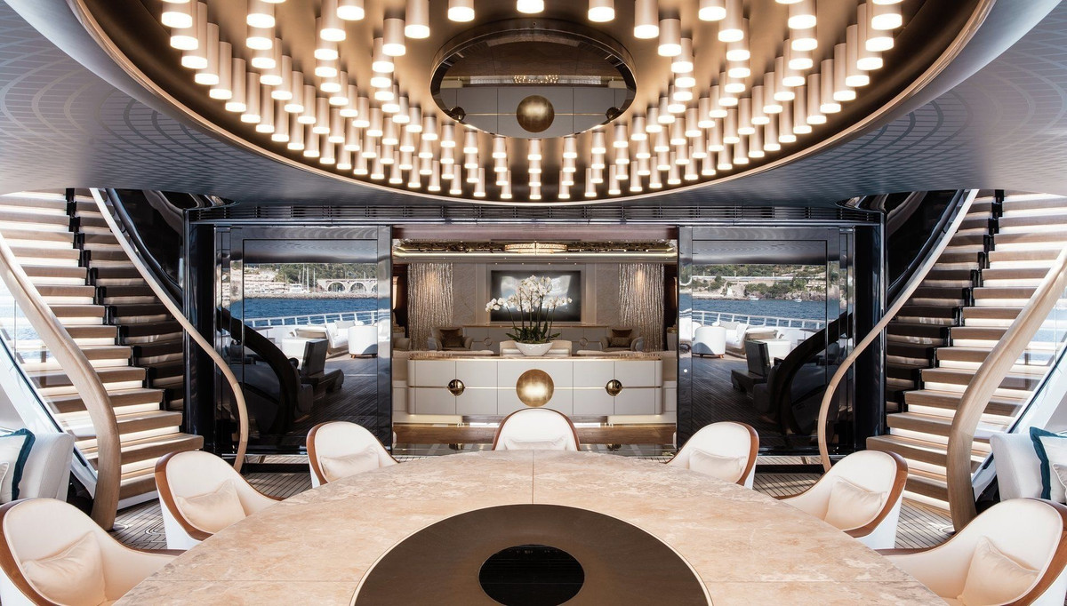 Được thiết kế để trở thành du thuyền hoàng gia, Kaos có đầy đủ tiện nghi sang trọng nhất, bao gồm sân đỗ trực thăng, trung tâm chăm sóc sức khỏe, phòng gym, spa, bể bơi, rạp chiếu phim và một số khu vực tiếp khách khác.