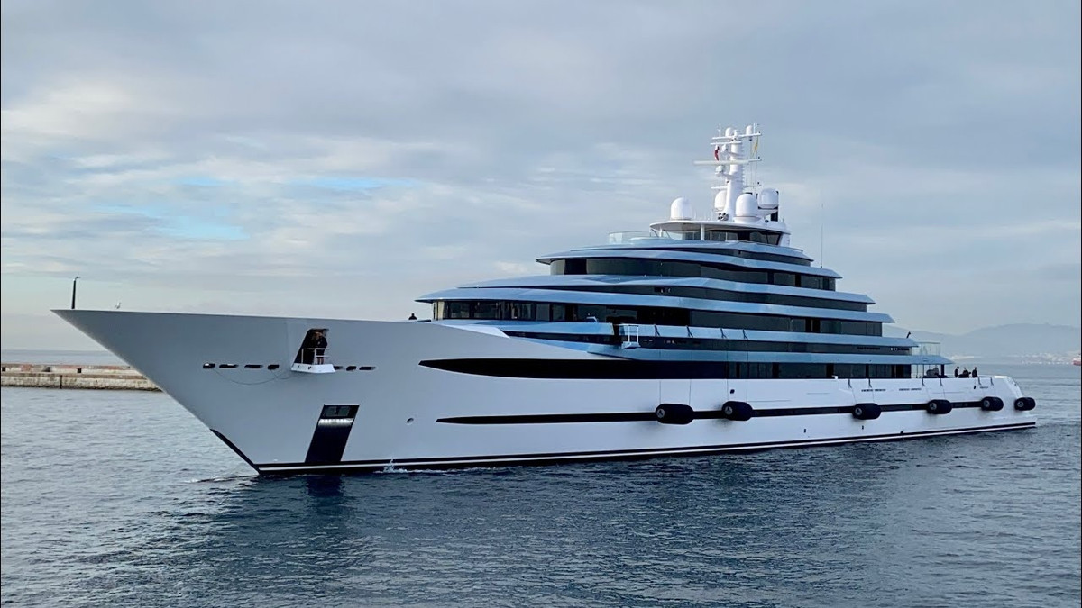 Siêu du thuyền có thiết kế ngoại thất đặc trưng được thi công bởi Lobanov Design và thiết kế nội thất do Sam Sorgiovanni Designs phụ trách. Hai đơn vị này đã thành công tạo cảm giác hài hòa và cân bằng cho con thuyền khi vận dụng khéo léo các tỷ lệ vàng, tạo ấn tượng rằng Kaos có thể dễ dàng lướt qua các con sóng.