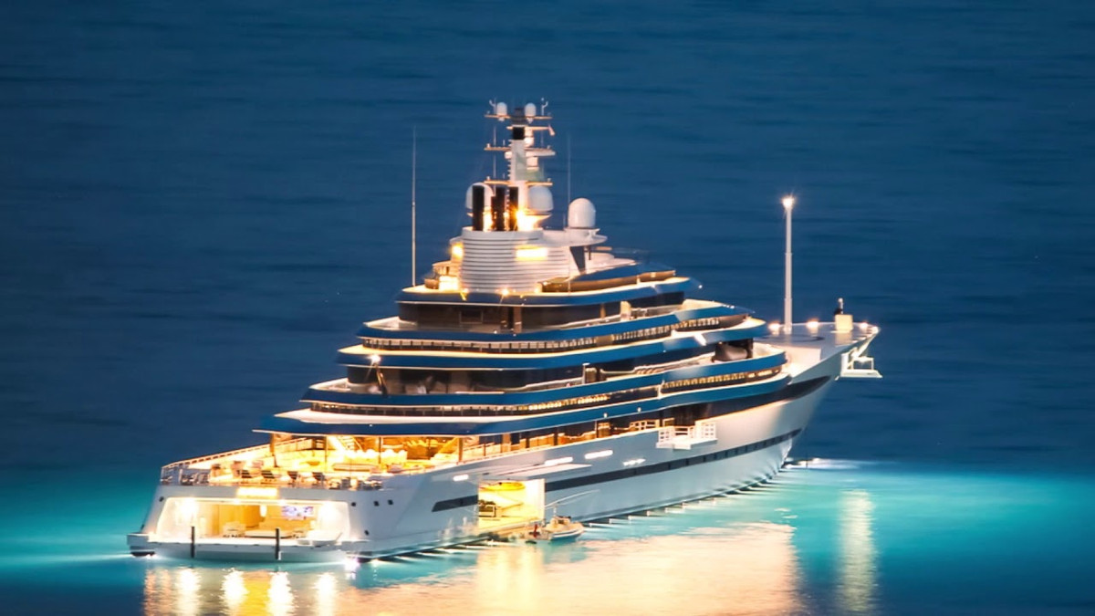 Kaos được ví như "vị vua" của thế giới du thuyền vì sự xa hoa và tráng lệ đến khó tin. Tại thời điểm hạ thủy vào năm 2017, nó đã trở thành du thuyền lớn nhất Hà Lan với chiều dài hơn 110m.