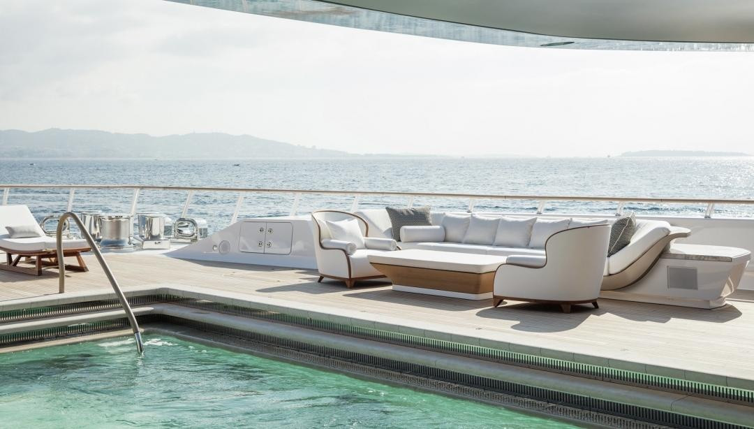 Trên thực tế, Kaos ban đầu ra đời với tên gọi Al Menwar và thuộc sở hữu của Tiểu vương Qatar Hamad bin Khalifa Al Thani vào năm 2008. Khi đó, vị lãnh đạo này đang tìm kiếm một con tàu mới để bổ sung vào bộ sưu tập du thuyền ấn tượng của mình.