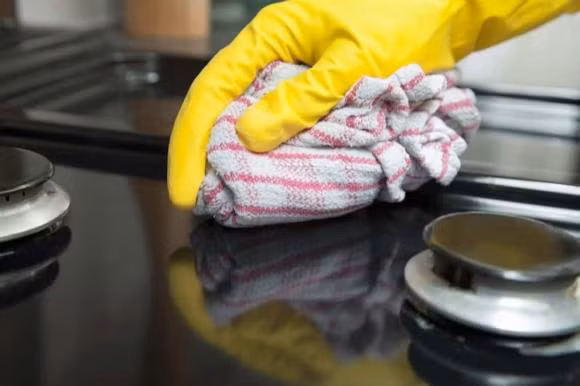 Meo lam sach dau mo mat bep bang nguyen lieu co san