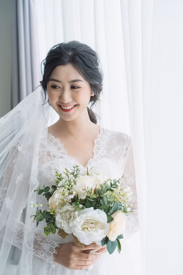 'Đối thủ' nặng ký của Trần Hiểu Vy sau 5 năm Hoa hậu Việt Nam: Nữ tiếp viên hàng không xinh đẹp đã lấy chồng - Ảnh 6.