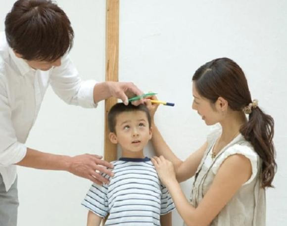 Tre uong nhieu nuoc ep trai cay co the ngung tang chieu cao-Hinh-2