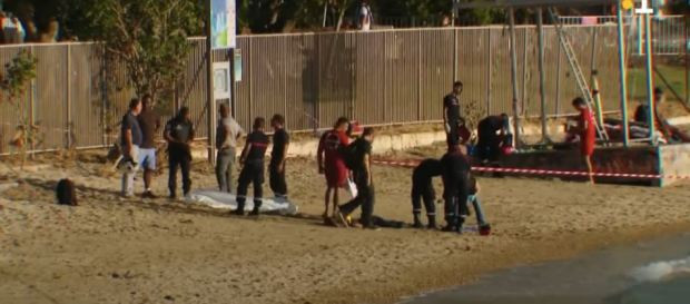 Khoảnh khắc kinh hoàng người đi bơi bị cá mập tấn công ảnh 2 Khoảnh khắc kinh hoàng người đi bơi bị cá mập tấn công ảnh 2