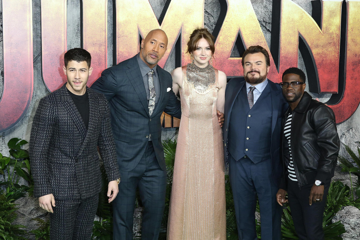 Với chiều cao 1,8 m, Gillan không nhỏ bé khi đứng cạnh The Rock vốn cao đến 1,96 m. Ngoài đời, cô thường xuyên gây ấn tượng với chiều cao vượt trội khi xuất hiện trên thảm đỏ hoặc tại các chương trình truyền hình. Ảnh: The Scottish Sun.