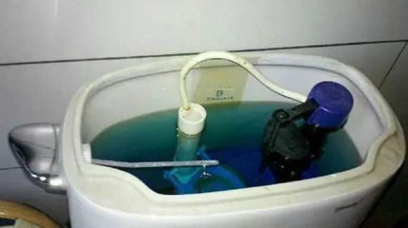 10 meo danh bay vet ban toilet, ap dung ngay tai nha