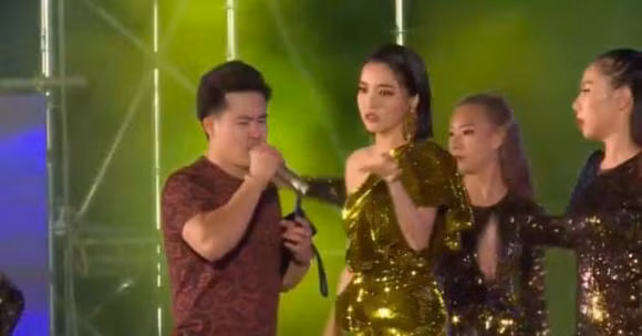 Sao Viet gap su co khi di hat: nguoi xot xa, nguoi xu ly muot ma-Hinh-6