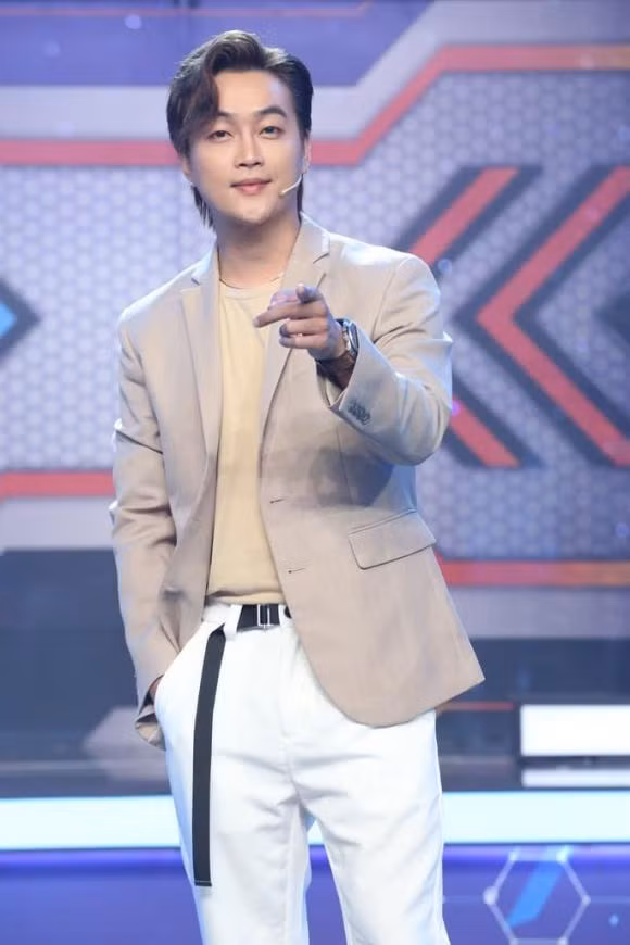 Sao Viet gap su co khi di hat: nguoi xot xa, nguoi xu ly muot ma-Hinh-8